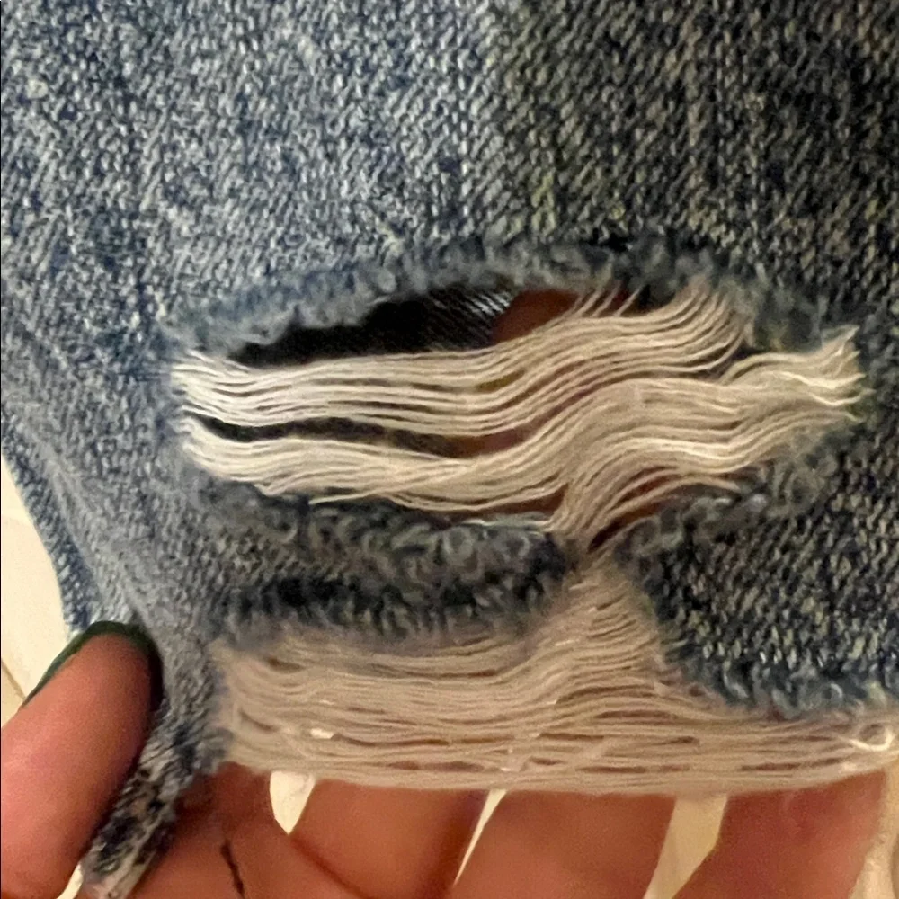 NWOT Junior’s Cropped Straight Leg Distressed Light Wash Jeans Size 5/26 - Picture 11 of 11